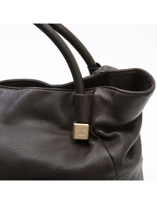Sac besace CHANEL en cuir marron foncé
