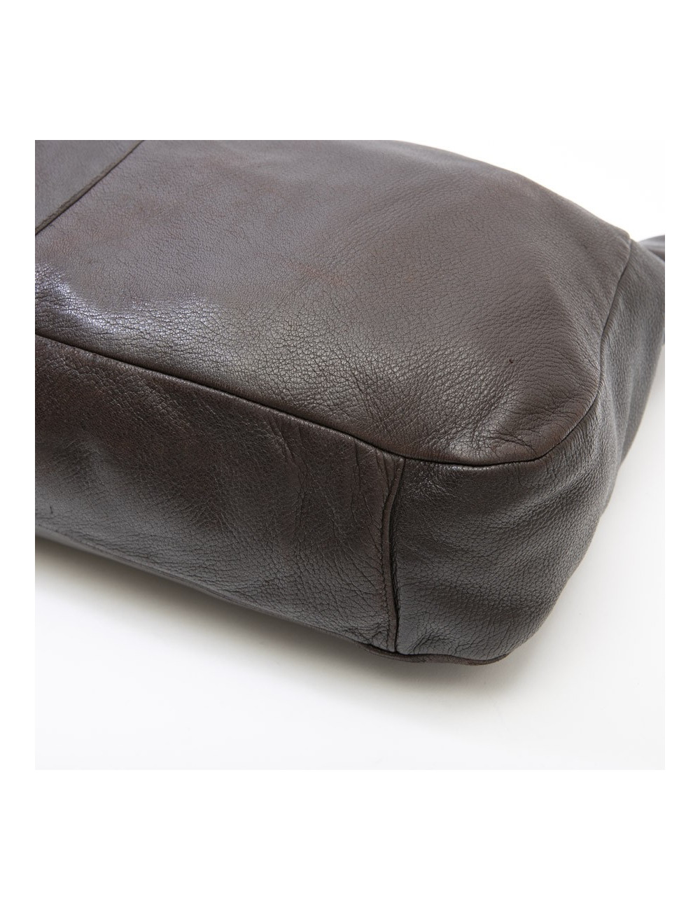 Sac besace CHANEL en cuir marron foncé