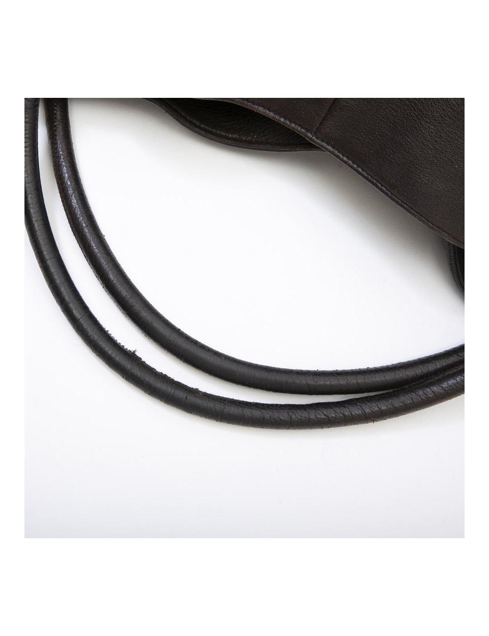 Sac besace CHANEL en cuir marron foncé