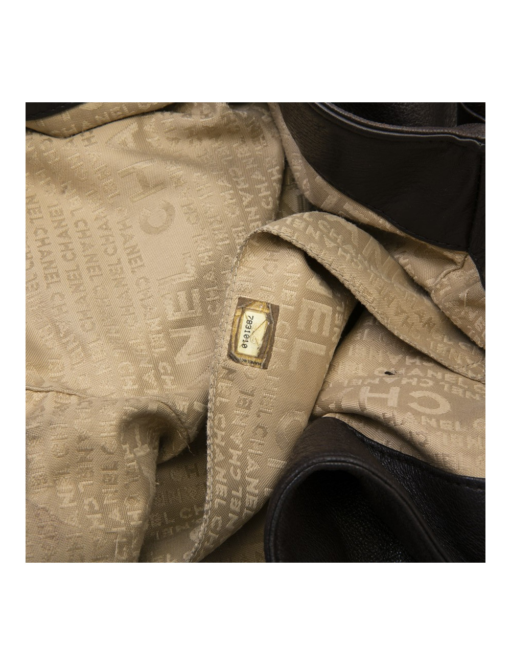 Sac besace CHANEL en cuir marron foncé