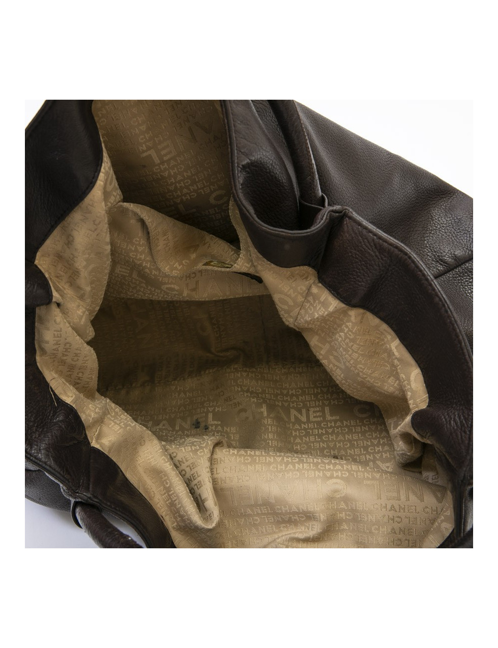 Sac besace CHANEL en cuir marron foncé