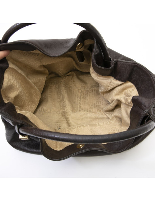 Sac besace CHANEL en cuir marron foncé