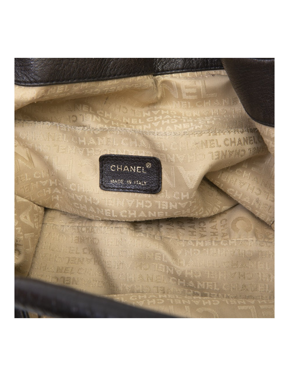 Sac besace CHANEL en cuir marron foncé