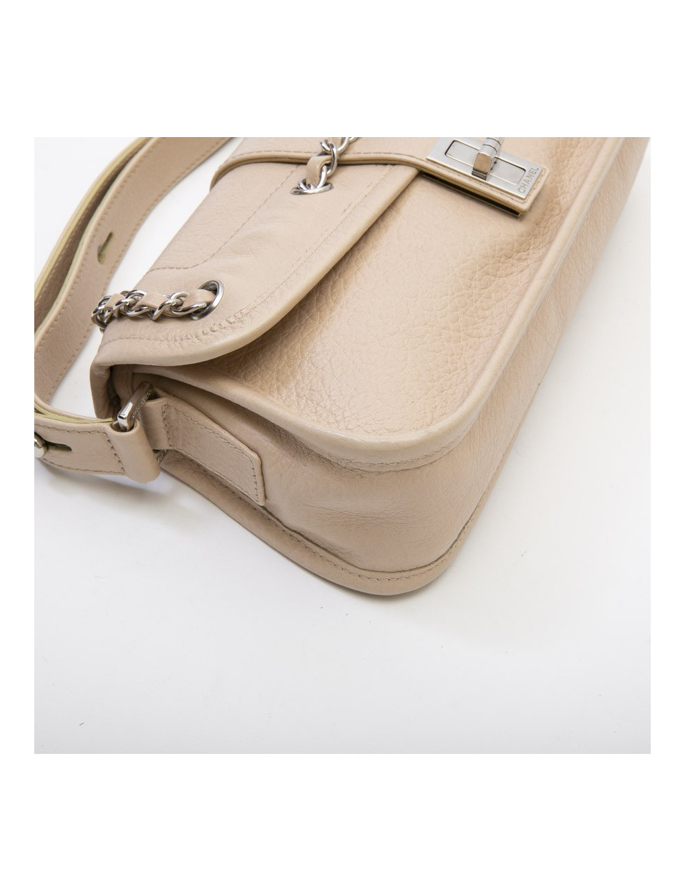 CHANEL bag in beige grained leather and 2.55 clasp