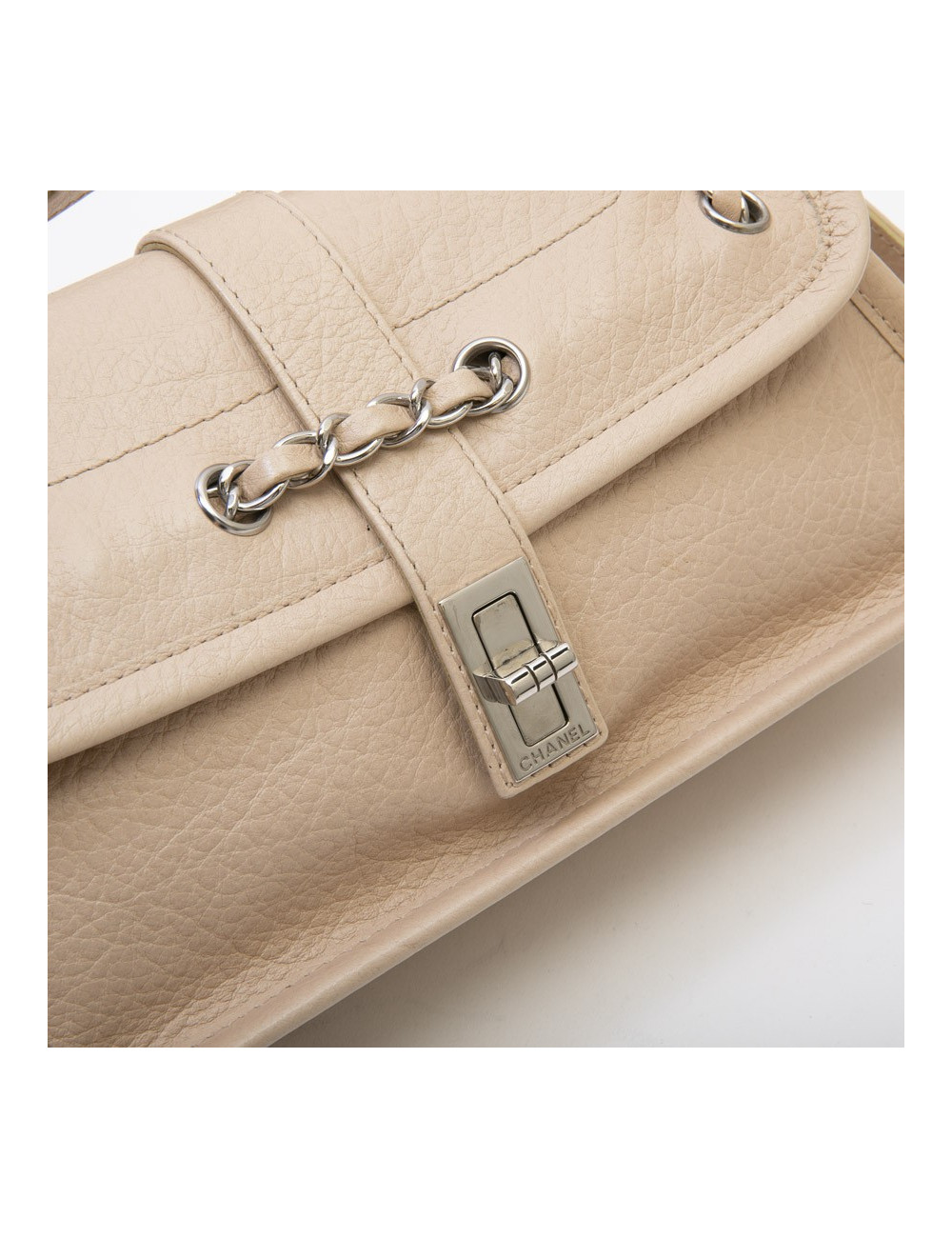 CHANEL bag in beige grained leather and 2.55 clasp
