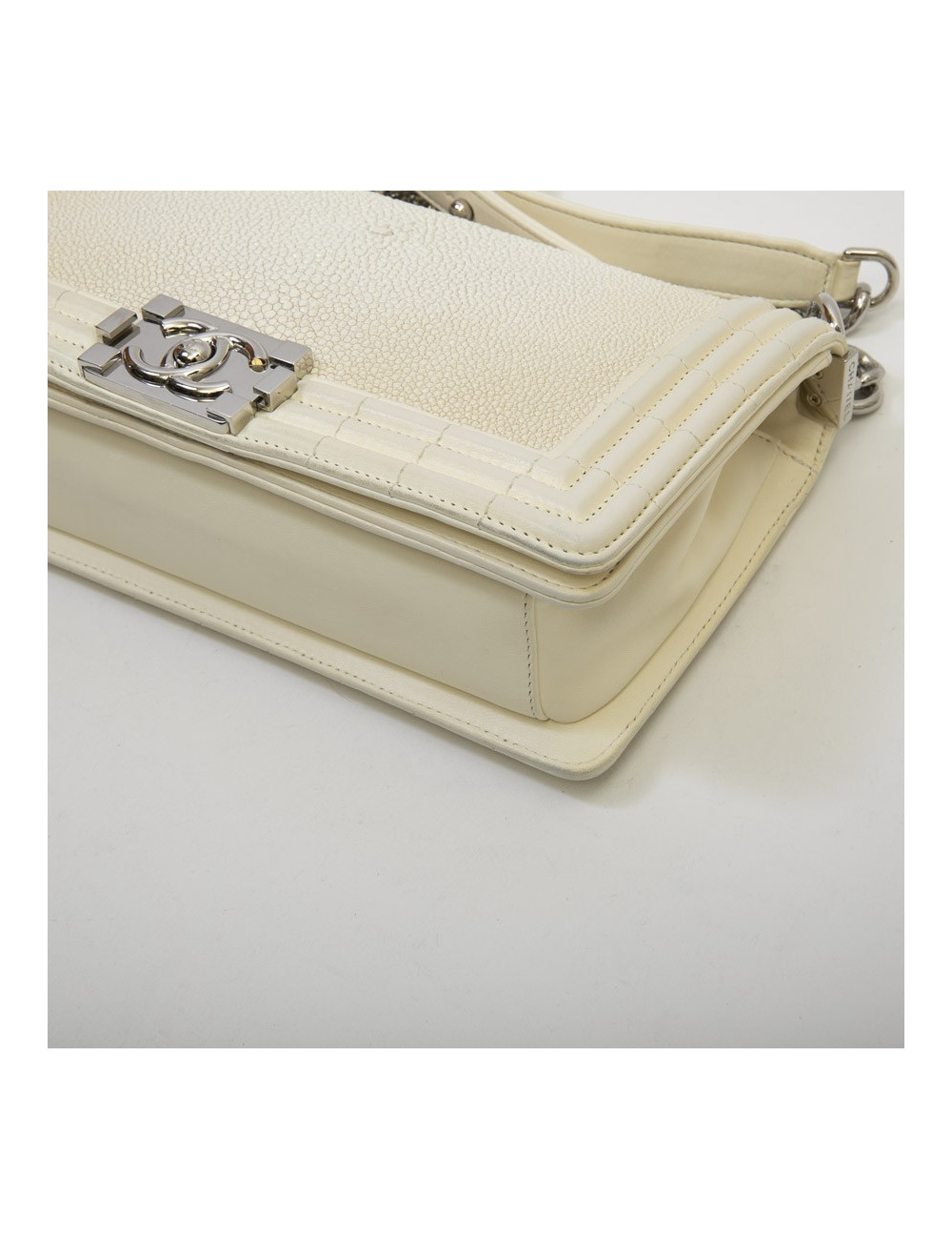 Sac Boy CHANEL en galuchat blanc 