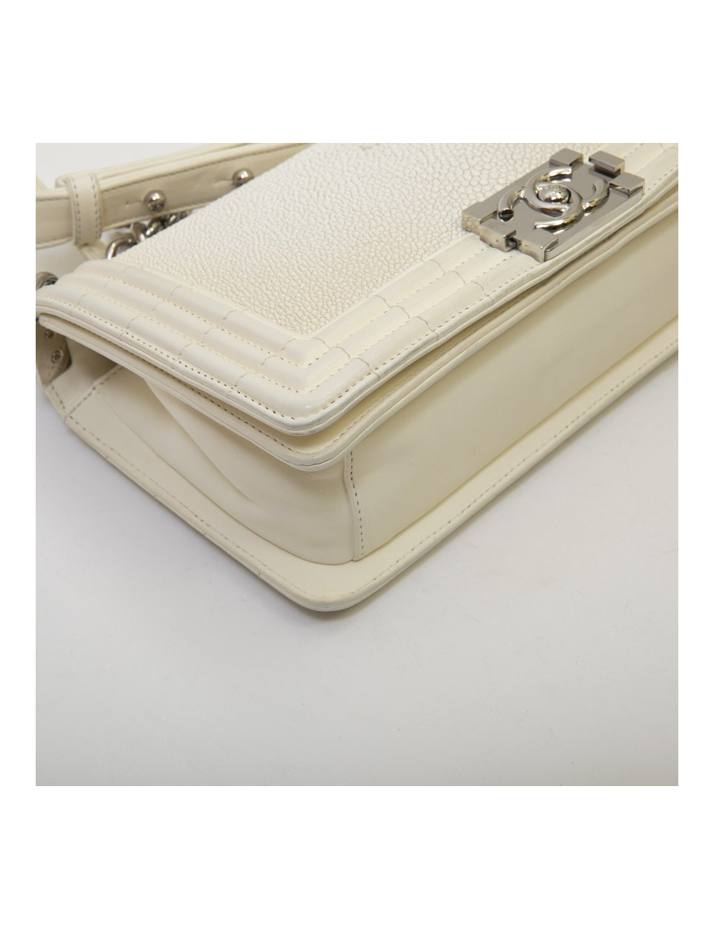 Sac Boy CHANEL en galuchat blanc 