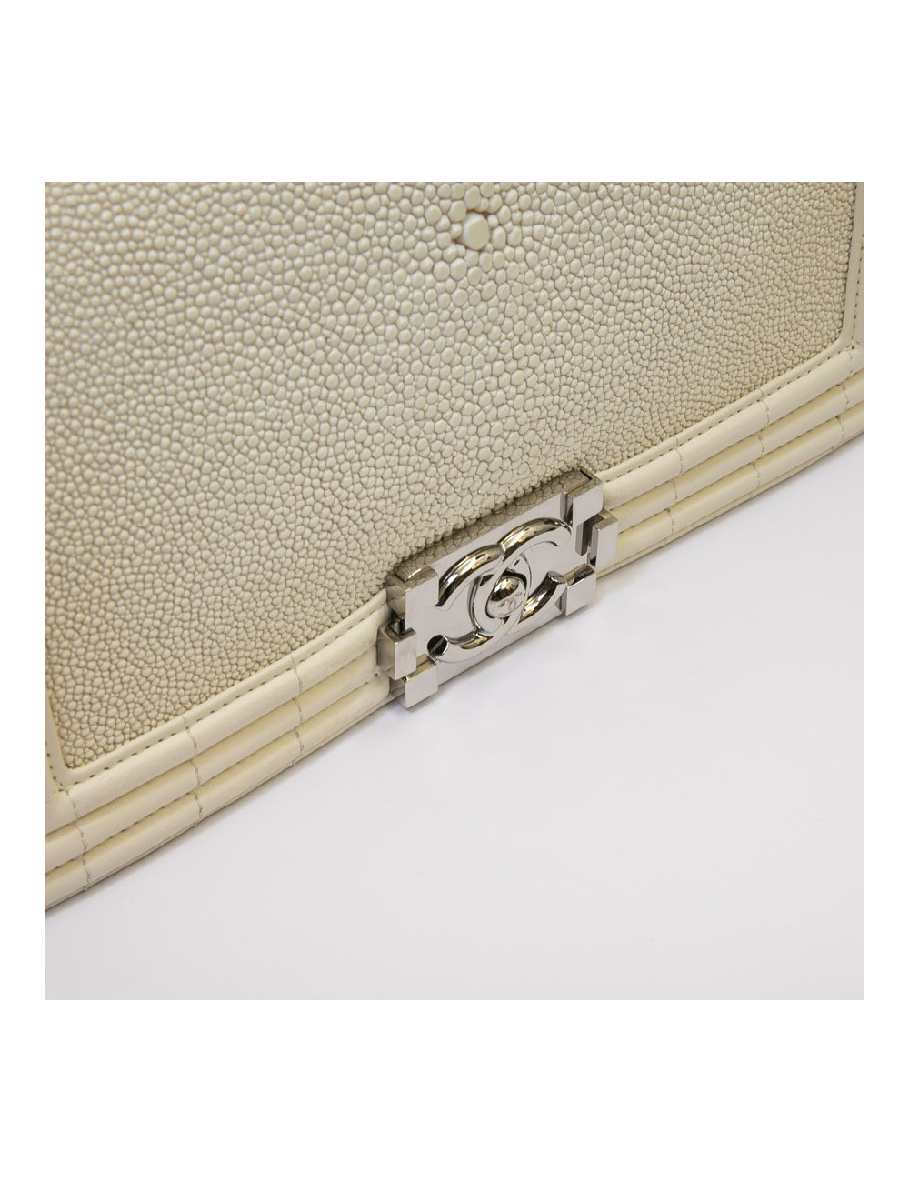 Sac Boy CHANEL en galuchat blanc 