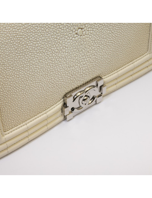 Sac Boy CHANEL en galuchat blanc 