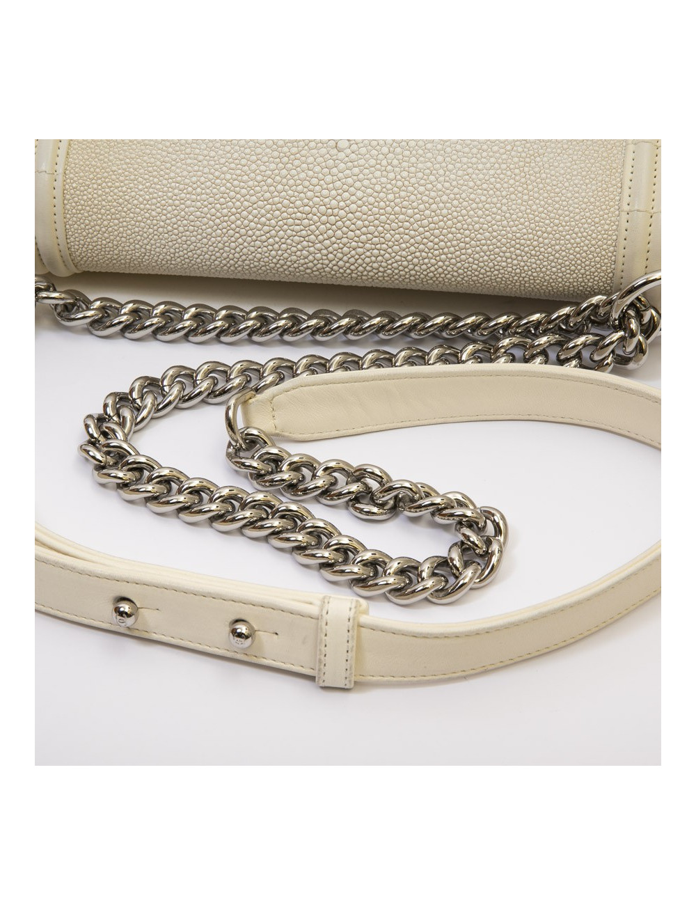 Sac Boy CHANEL en galuchat blanc 