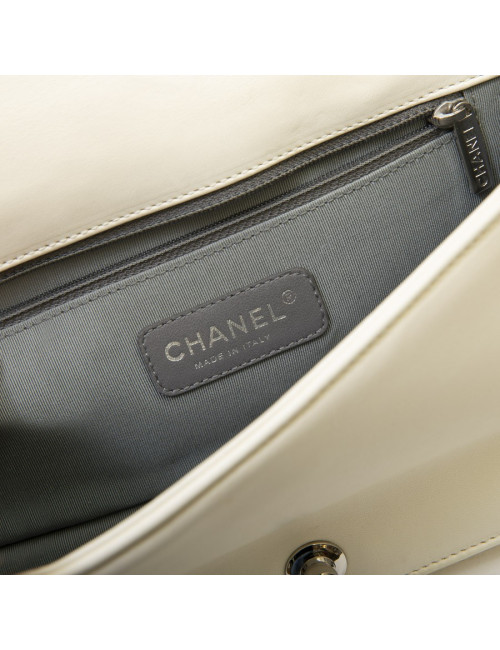 Sac Boy CHANEL en galuchat blanc 