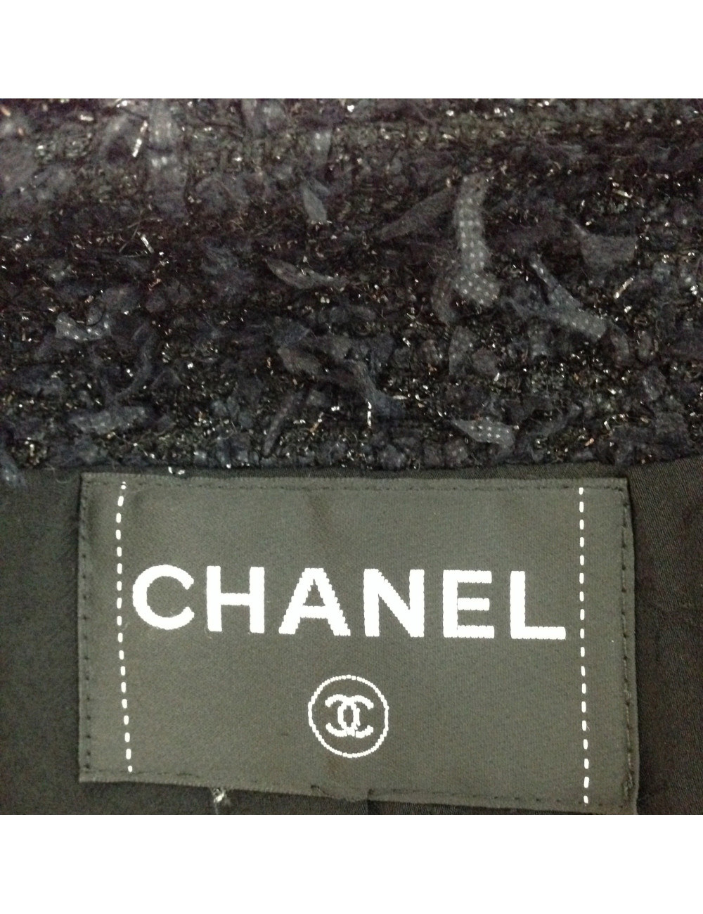 Veste CHANEL mi-longue en tweed noir irisé T 34