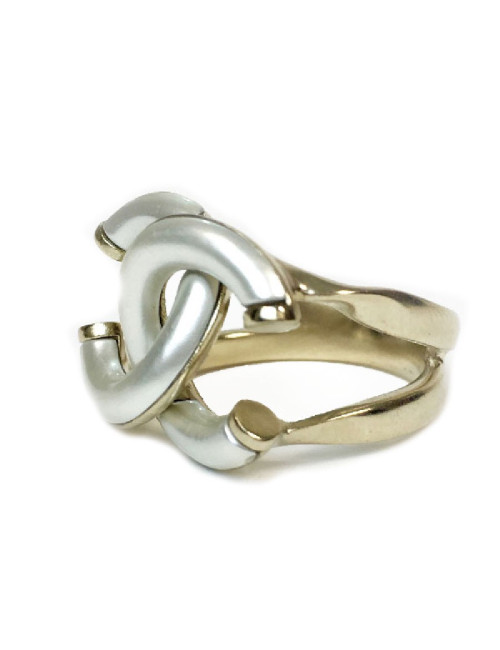 Bague T CHANEL"CC " dorée et émaillée argent