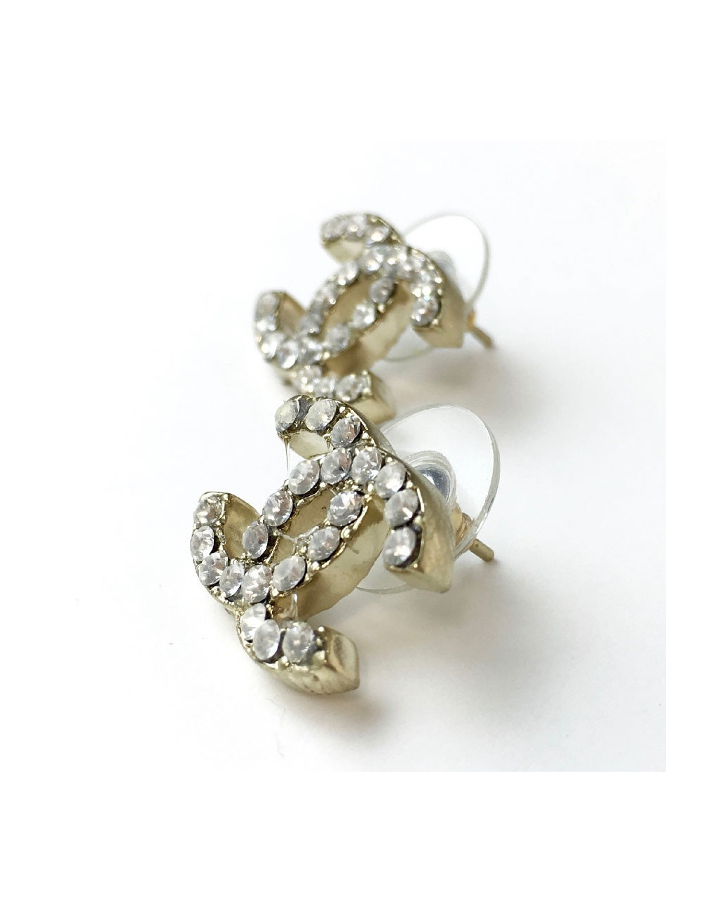 Boucles d'oreille CHANEL "CC" dorées avec brillants