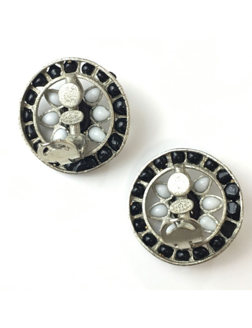 Boucles d'oreille CHANEL vintage pâte de verre noire et blanche