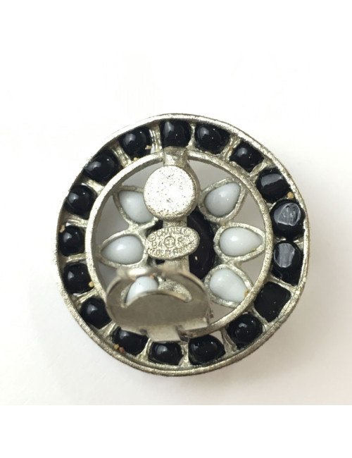 Boucles d'oreille CHANEL vintage pâte de verre noire et blanche