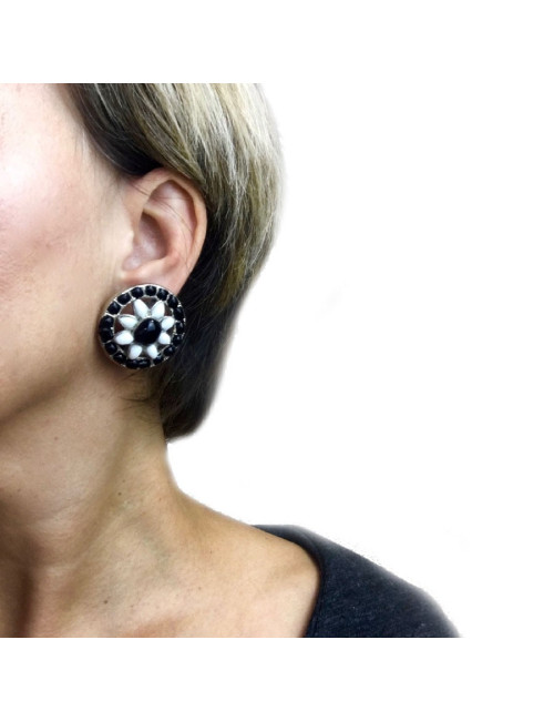 Boucles d'oreille CHANEL vintage pâte de verre noire et blanche