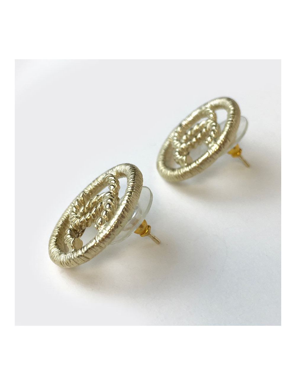 Boucles d'oreille clous CC CHANEL en métal doré