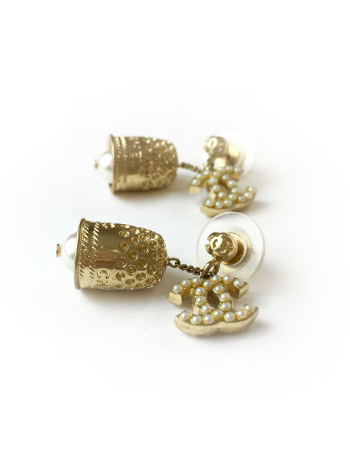 Boucles d'oreille clous CHANEL dés à coudre