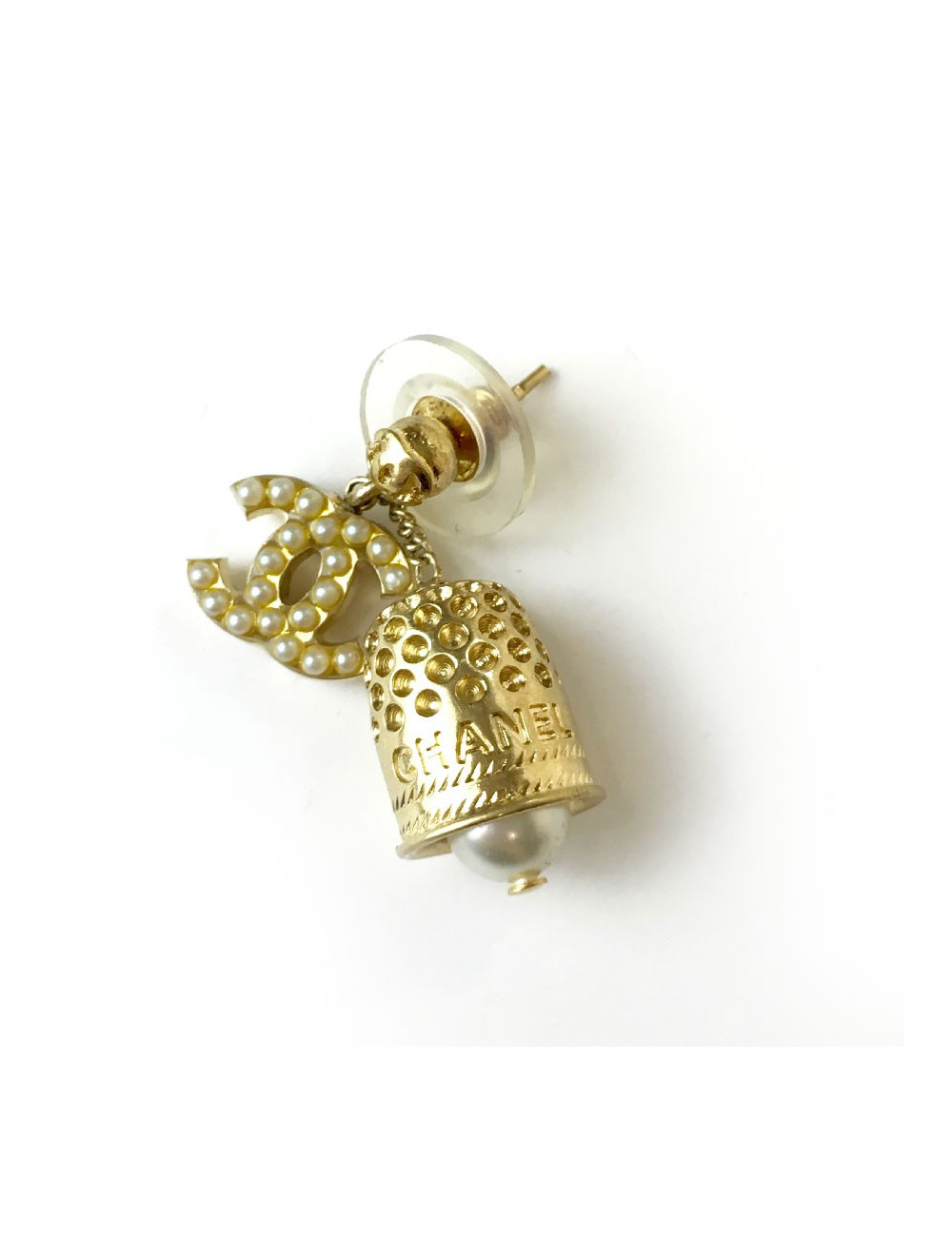 Boucles d'oreille clous CHANEL dés à coudre