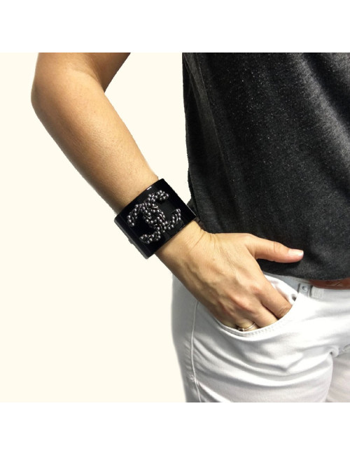 CHANEL cuff bracelet in black plexi and CC in gunmetal color