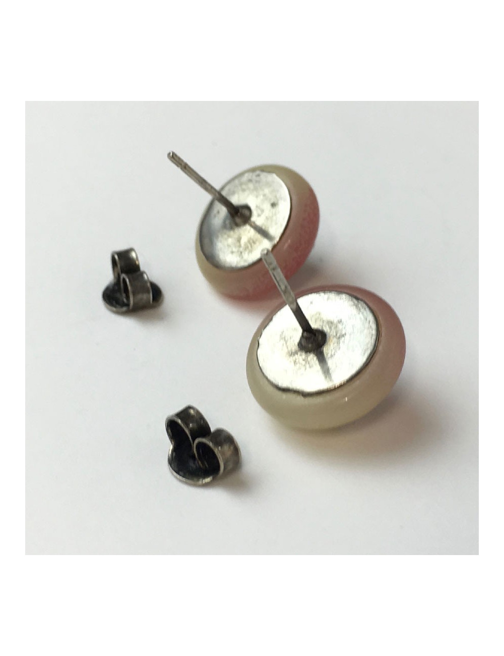 Boucles d'oreille clous CHANEL bicolores rose et beige