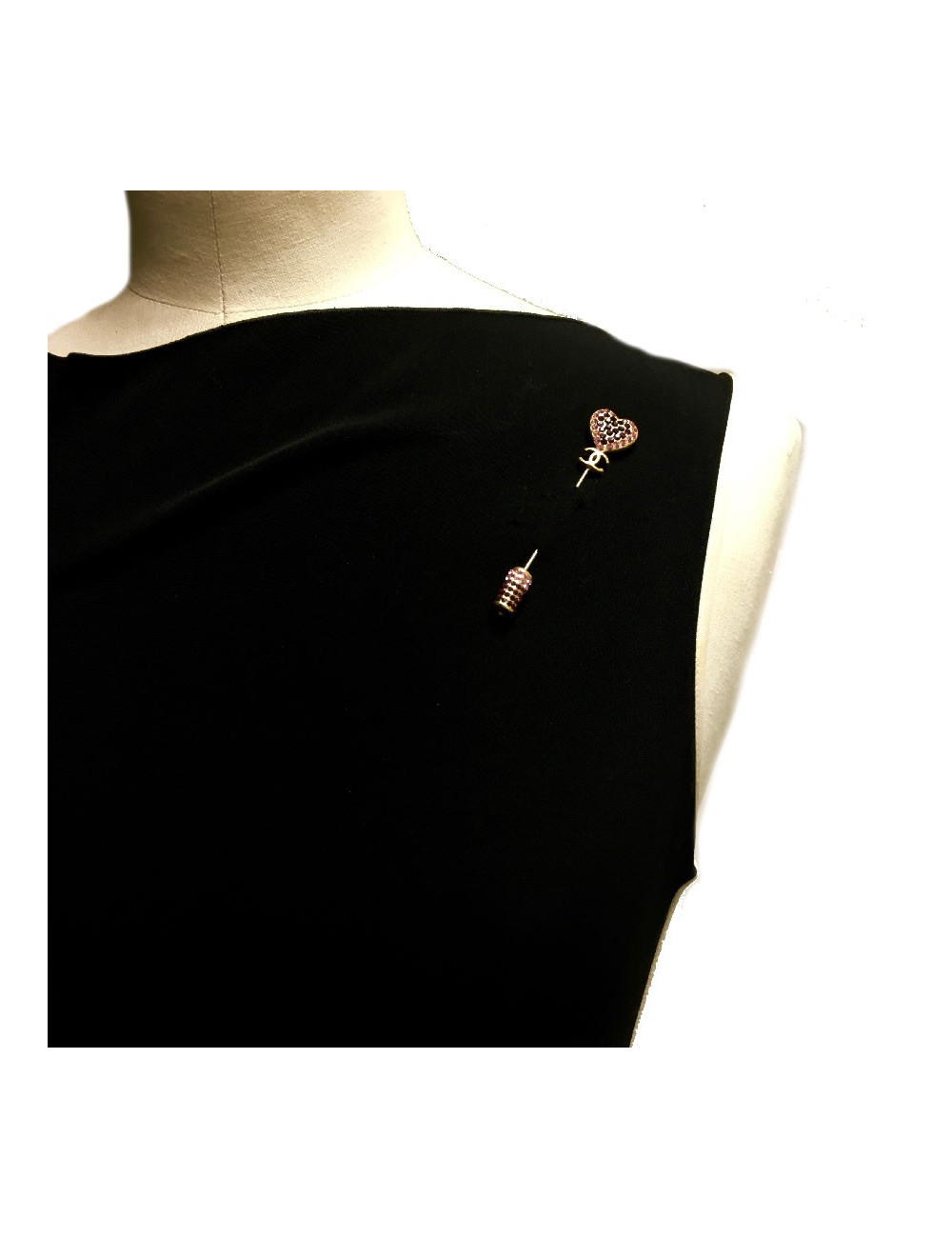 Epingle CHANEL coeur avec brillants rose