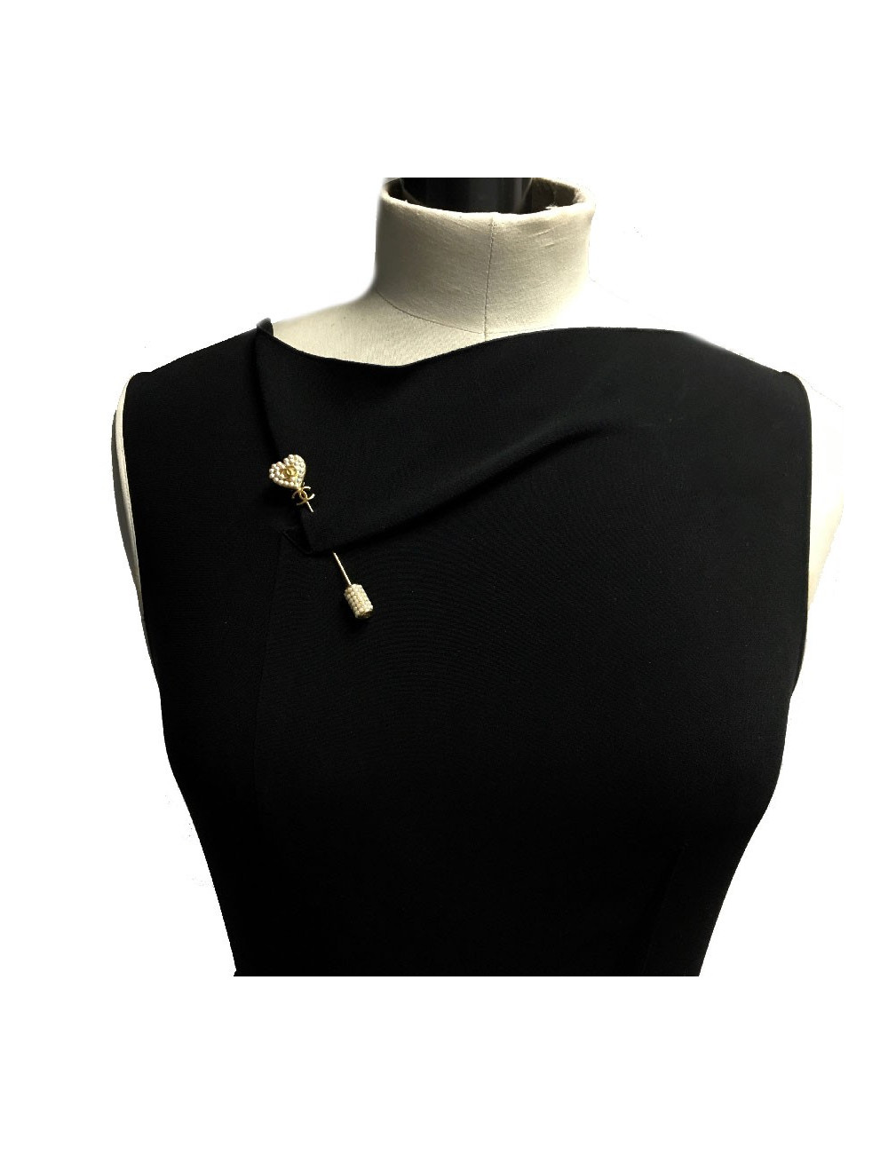 Epingle CHANEL coeur avec perles nacrées