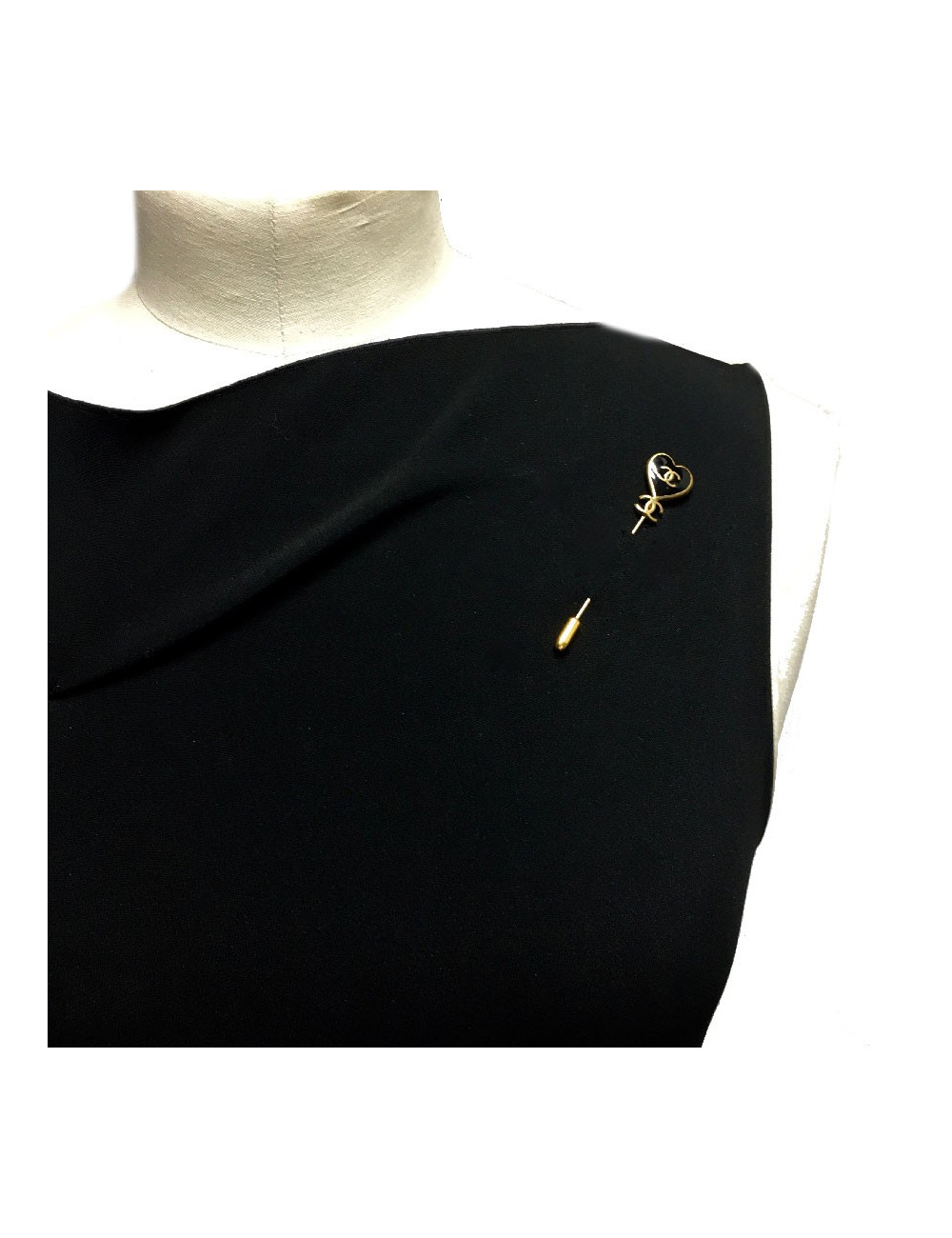 Epingle CHANEL coeur émaillé noir