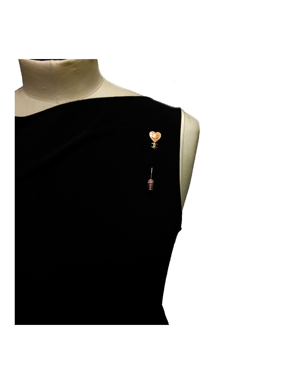 Epingle CHANEL coeur émaillé corail 