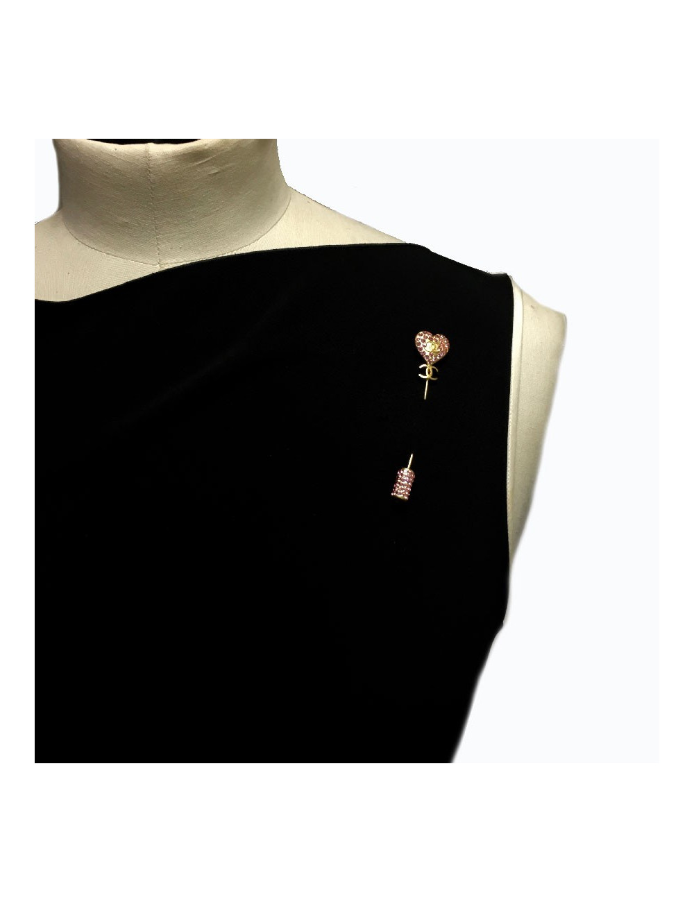 Epingle CHANEL coeur  rose avec brillants rose