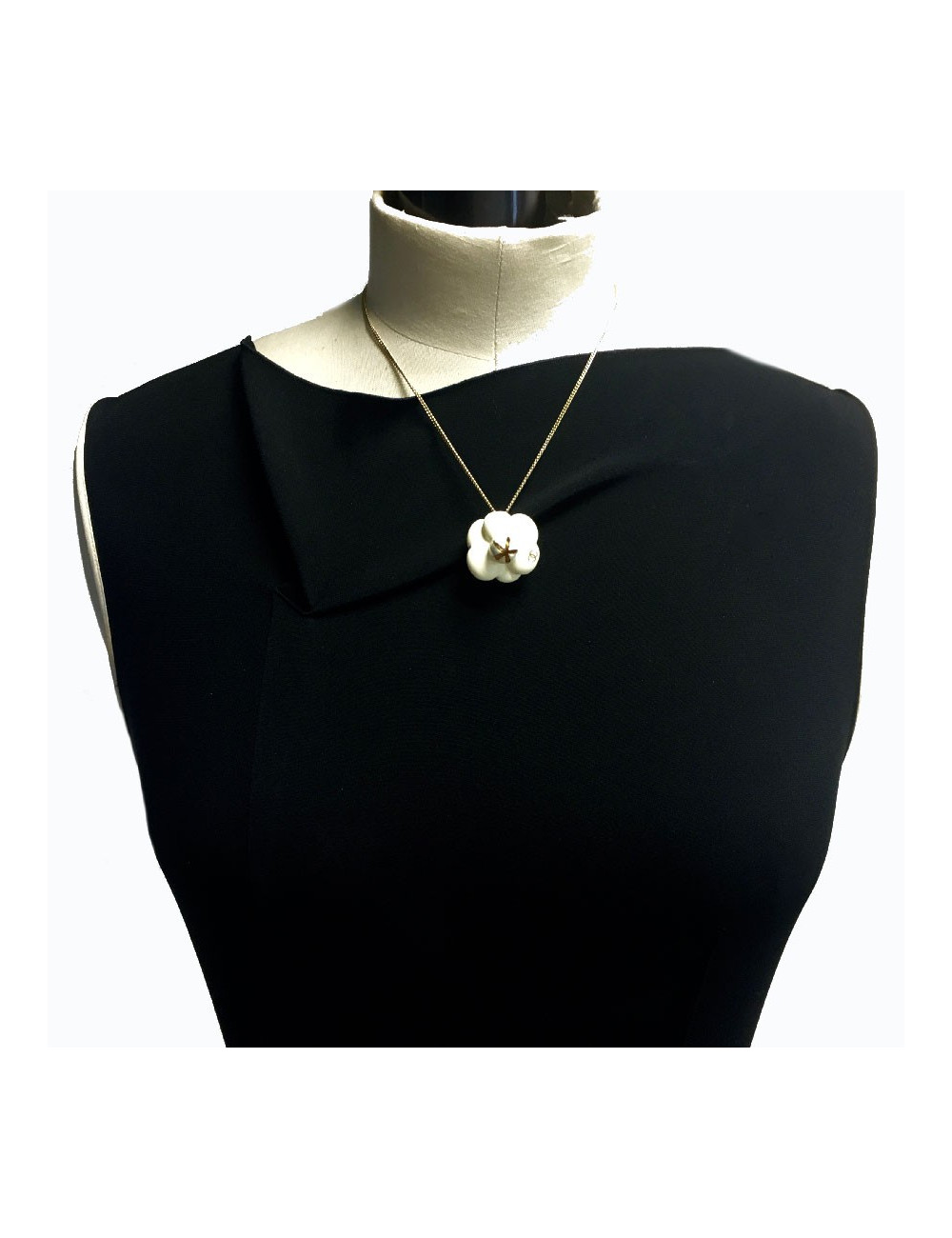 Collier CHANEL camélia émaillé beige