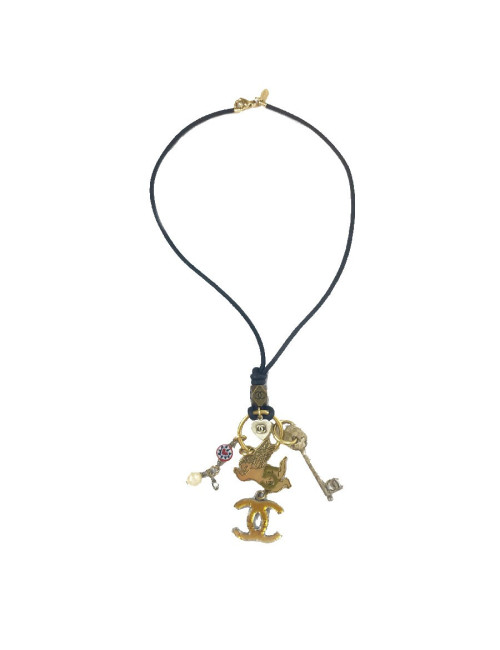 Collier CHANEL breloques et cordon noir