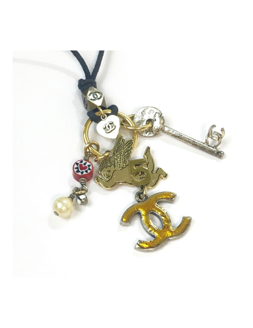 Collier CHANEL breloques et cordon noir