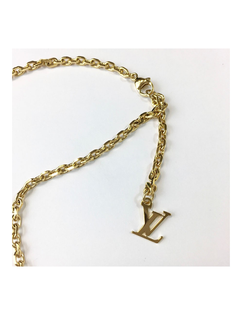 Collier LOUIS VUITTON avec une perle goutte nacrée