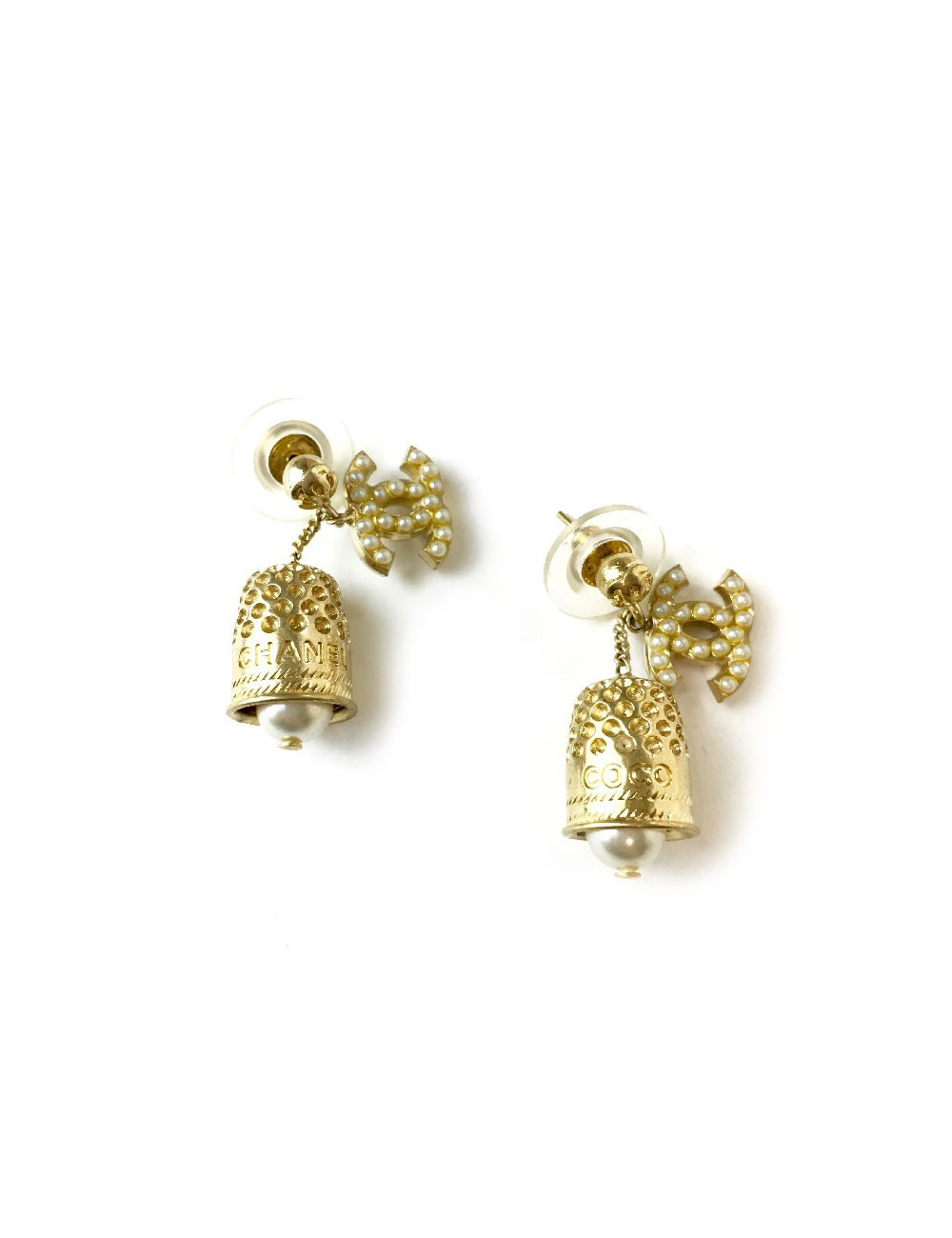 Boucles d'oreille clous CHANEL dés à coudre