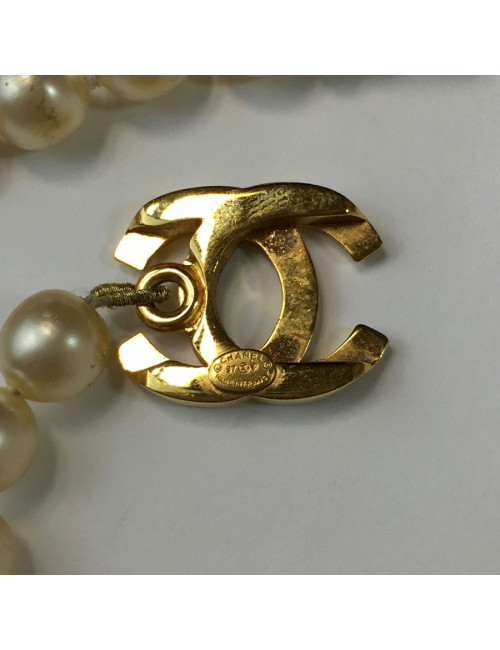 Collier CHANEL vintage perles nacrées et fermoir CC doré