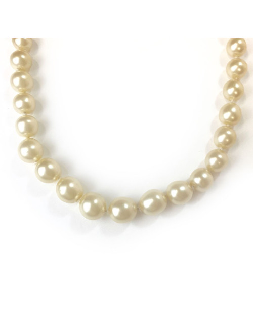 Collier CHANEL vintage perles nacrées et fermoir CC doré