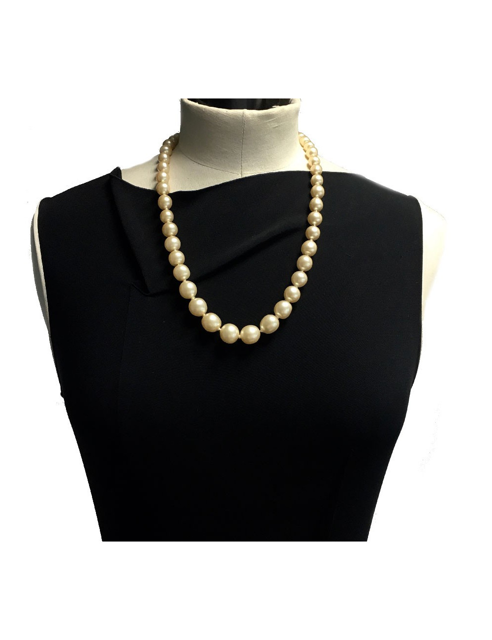 Collier CHANEL vintage perles nacrées et fermoir CC doré