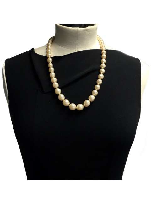 Collier CHANEL vintage perles nacrées et fermoir CC doré