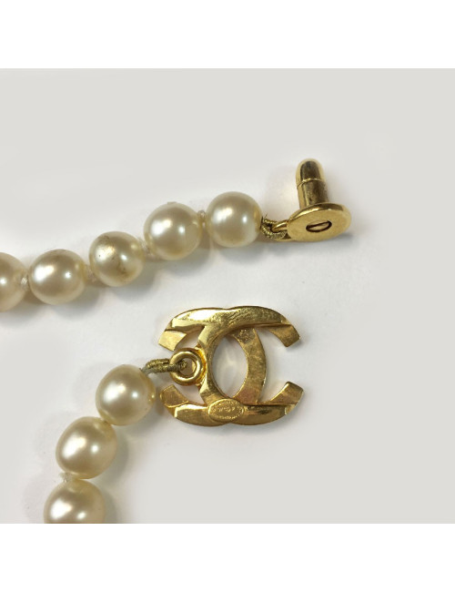 Collier CHANEL vintage perles nacrées et fermoir CC doré