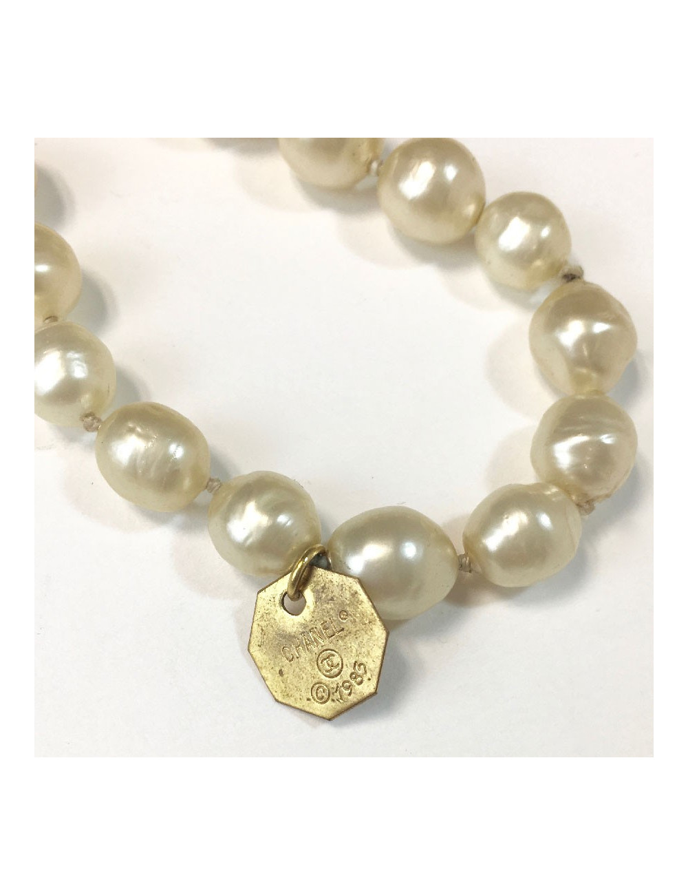 Sautoir CHANEL "1983" perles en pâte de verre nacrées