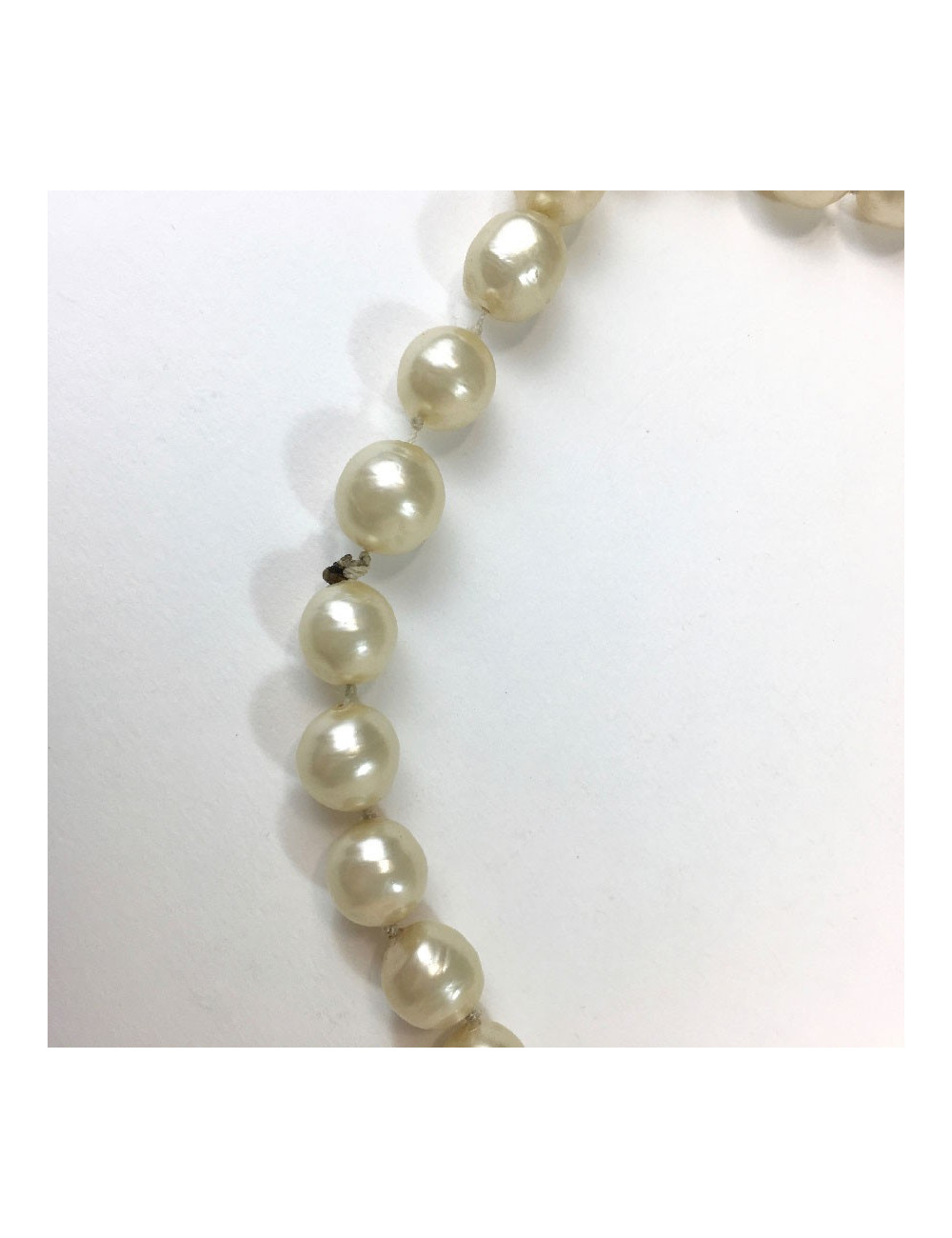 Sautoir CHANEL "1983" perles en pâte de verre nacrées