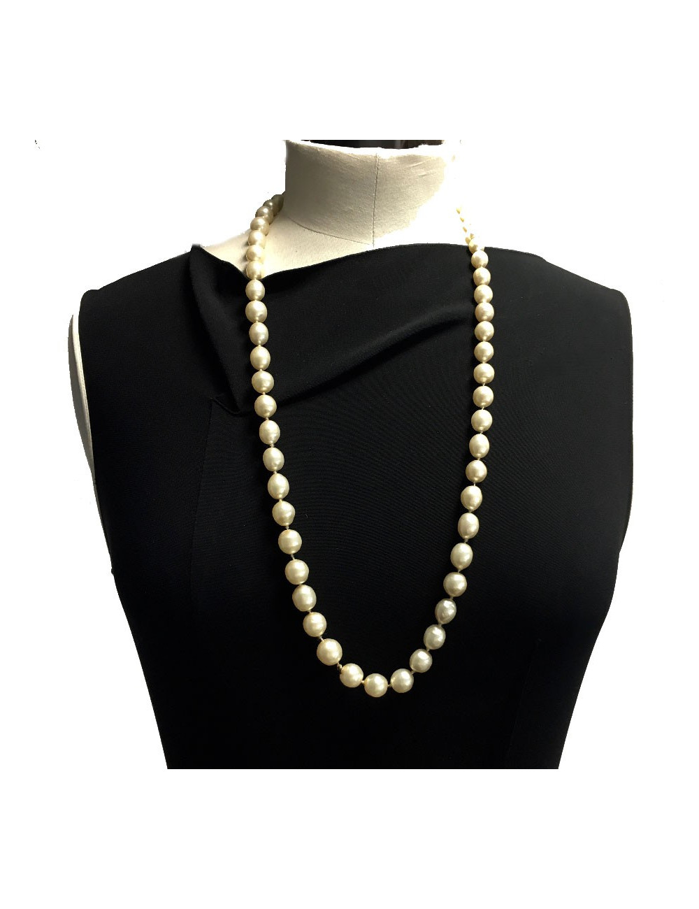 Sautoir CHANEL "1983" perles en pâte de verre nacrées