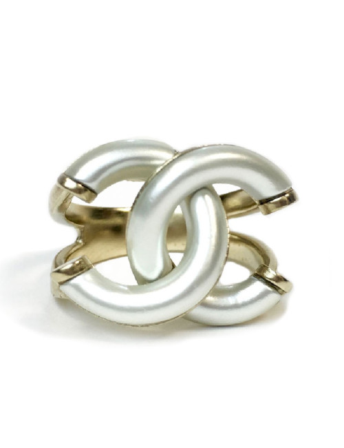 Bague CHANEL CC orpâle et nacre