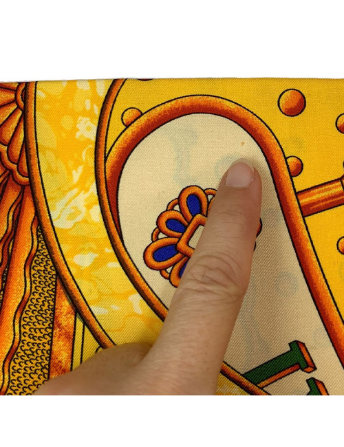 Carré HERMES Carpe Diem en soie jaune