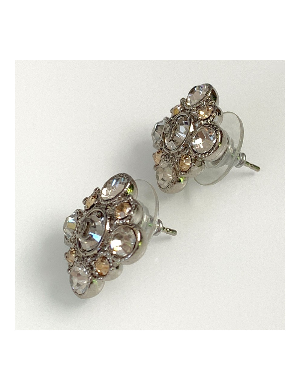 Clous CHANEL carrés brillants