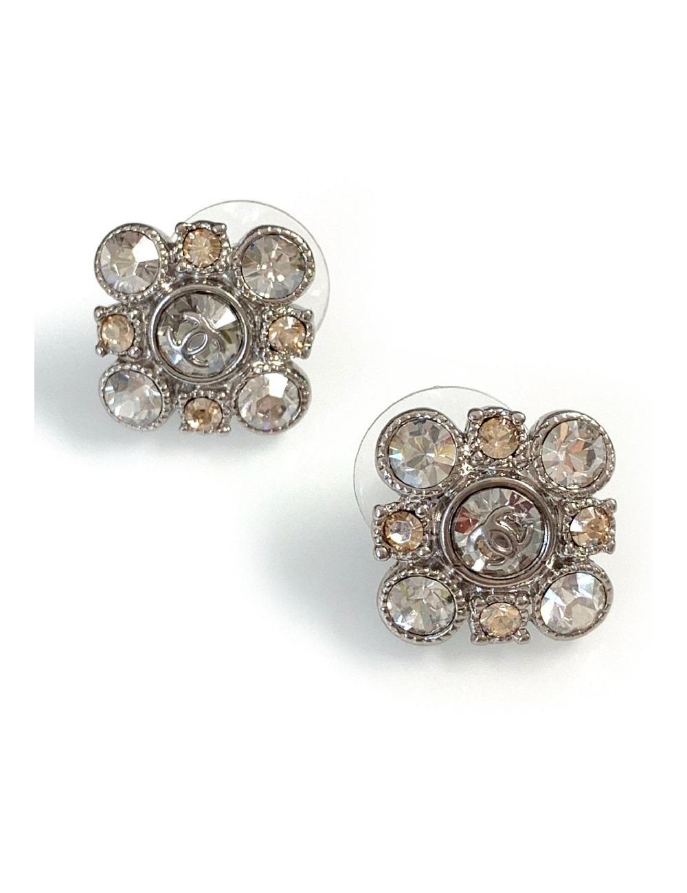 Clous CHANEL carrés brillants