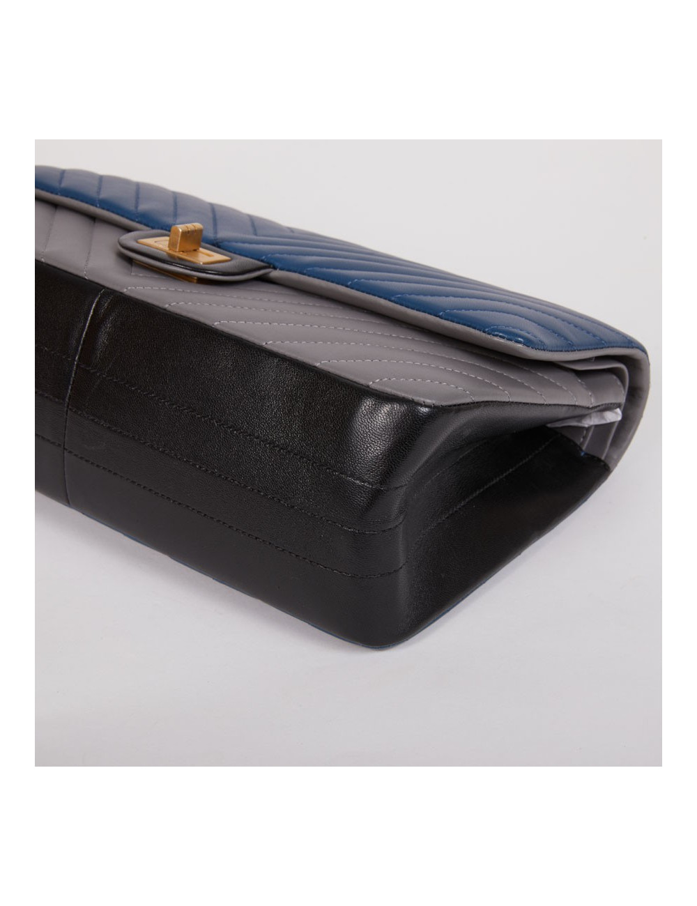 Sac CHANEL 2.55 chevron cuir tricolore bleu gris noir