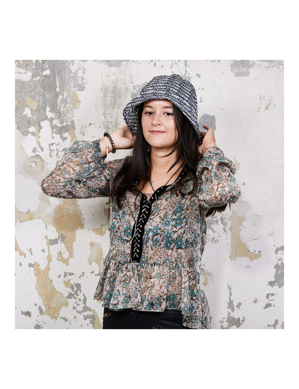 Chapeau CHANEL de pluie siglé "Chanel" blanc et noir